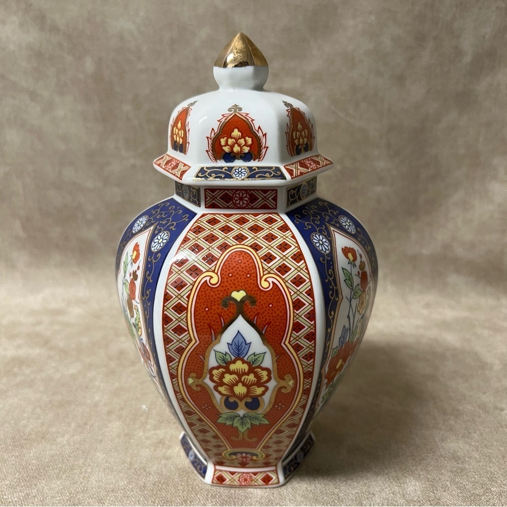 Vintage Imari Japanese Porcelain Ginger Jar in excellent condition